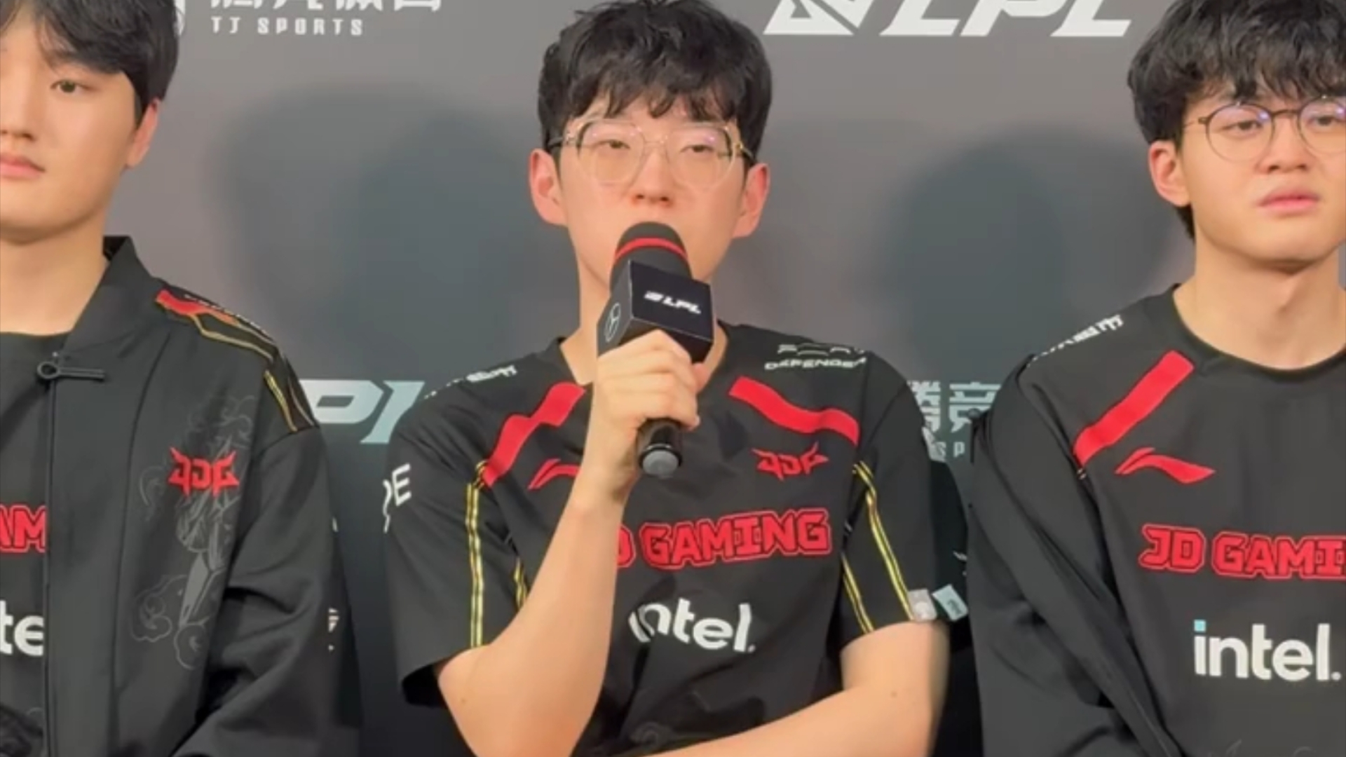Scout迎来十赛季出色发挥，勇士观众热烈欢呼！